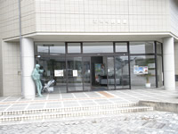 大栄図書館前