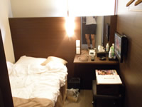 ホテルの部屋にて