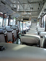 大会会場行きシャトルバス車内