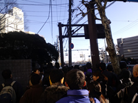 大会会場へと続く行列