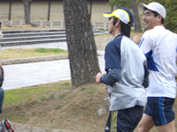 友人と目が合い笑顔