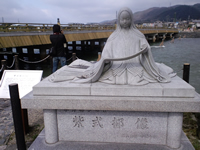 紫式部像と宇治橋