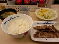 遅い昼ご飯の豚焼肉定食