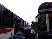 バスに乗り込む参加者たち