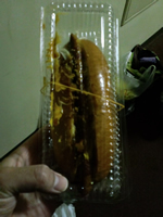 ホットドッグを頬張る