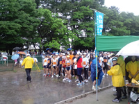 スタートラインに並ぶ10キロ組のランナーたち