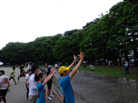 ランナーに声援を送る人々