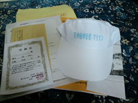参加賞の帽子と封筒