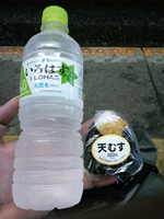 コンビニで買ったおにぎりと水