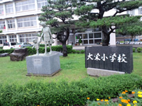 大栄小学校前のコナンと蘭の銅像