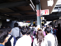 混雑する長浜駅ホーム