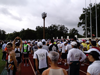 スタート時間が近づき集合するハーフのランナーたち