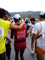 握手攻めに遭うワイナイナ選手