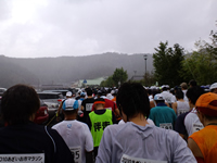 雨の中スタート