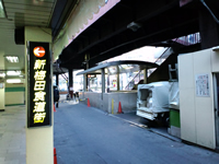 新梅田食堂街横を通る