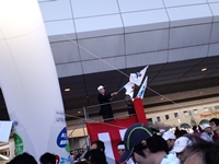 旗を振るスターターの役員の方