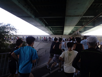 高架下を通過するとすぐ横に川が