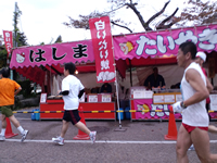 彦根城前の売店の横を通過