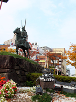 彦根駅前の井伊直政像