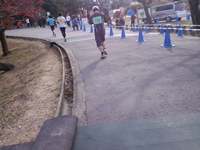ゴール地点を通過しあと1周に