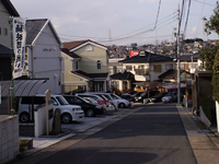 おけはざま山の旧跡のある坂道