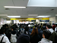 混雑する犬山駅の改札口
