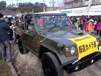 報道カメラ車のジープ
