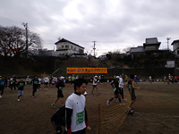 野球場グラウンドでアップするランナーたち