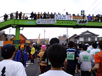 藪下の交差点の歩道橋を通過