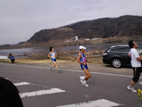 木曽川河川敷の上を走る
