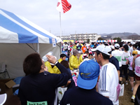 DAKARAのペットボトルを受け取る