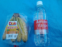 参加賞のドールのバナナとアミノバリュー500ml