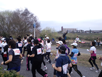 トラックの周回コースを走るランナーたち