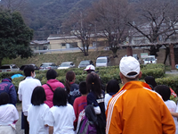 子供たちにもみくちゃにされるワイナイナ選手