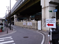 高架の横を通って大会会場へ