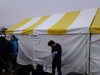更衣室前で着替える