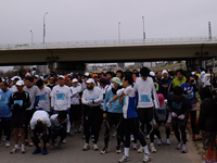 1時間46分～2時間のゾーンに並ぶランナーたち
