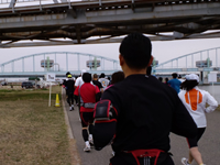 1km地点を通過（天神橋下）