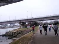 残り1kmの表示（天神橋下）