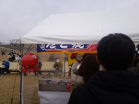 たこ焼きの屋台にできる行列