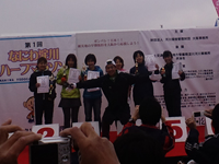 記念撮影をする森脇氏と表彰ランナーたち