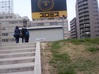 階段を登って新御堂筋へ