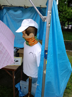 参加賞見本を身につけるマネキン