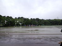 大雨で悪コンディションのトラック