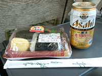 おにぎりから揚げセット3とアサヒ一番麦で朝食