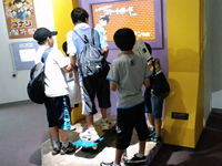 スケボーに興じる子供たち
