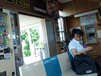 由良駅構内の休憩所
