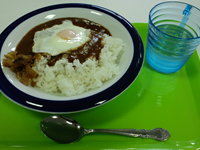 昼食のカレーライス（目玉焼き付）