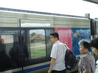 電車に乗り込む