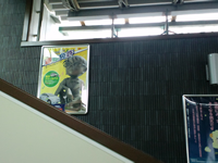 エスカレータ途中に見えた倉吉自動車学校のポスター